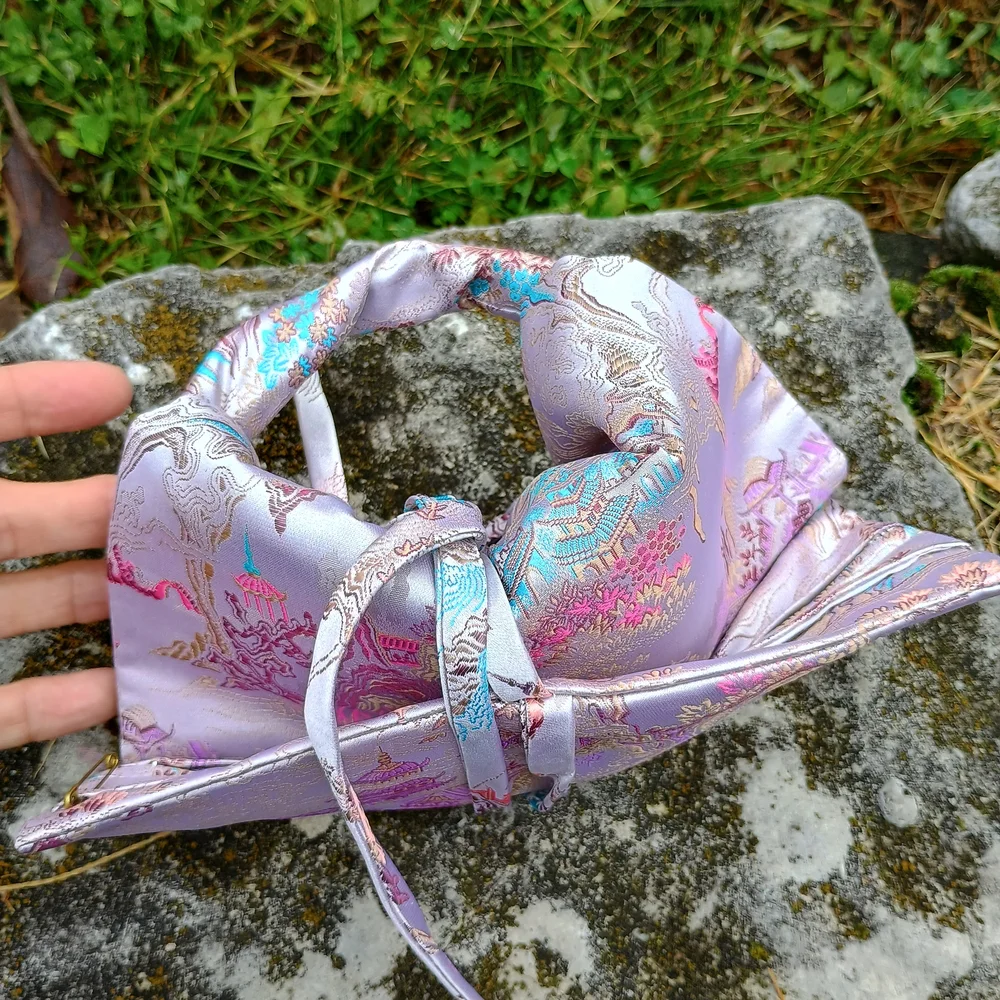 GoRGEoUS Asian inspired satin jewelry or makeup bag w pockets, jewelry bag